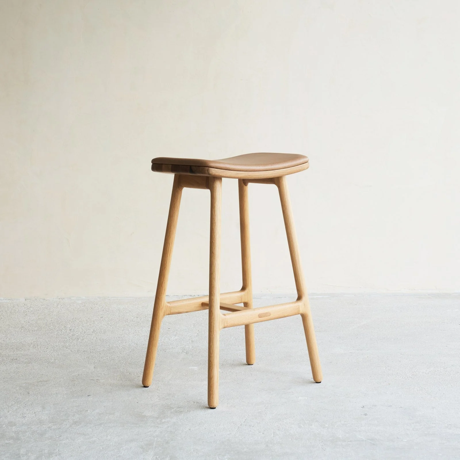 Odd Leather Counter Stool | Oak Frame - Pecan - Image 4